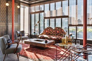 2 restauranter, frokost, lunsj og middag serveres, kaliforniske retter