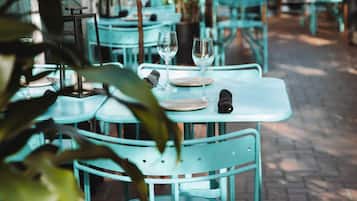 2 restaurantes, se sirven desayunos, comidas y cocina californiana