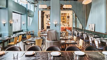 2 restaurants, spécialités Cuisine californienne