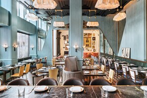 Hi ha 2 restaurants amb plats de cuina californiana 