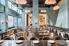 Hi ha 2 restaurants amb plats de cuina californiana