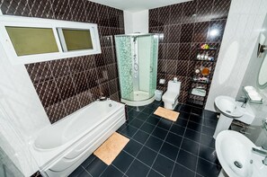 A modern bathroom with a bathtub, shower, toilet, and sink. - Platinum 3 bedrooms villa pool garden (Rawai)