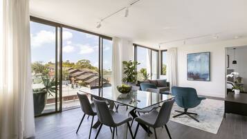 Apartment, 3 Bedrooms | In-room dining