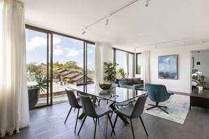 Apartment, 3 Bedrooms | In-room dining - Botanik Apartment Hotel (Surry Hills)