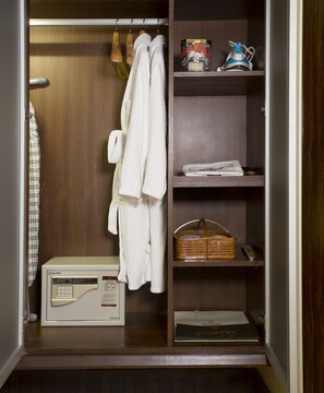 Minibar, escritorio, cortinas blackout y tabla de planchar con plancha