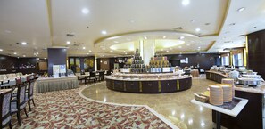 Se sirven desayunos y cocina local e internacional