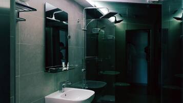 Deluxe Room | Bathroom | Shower, free toiletries, towels