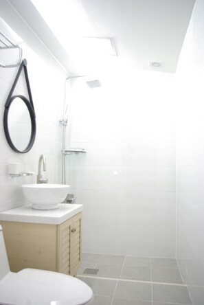 Junior Suite | Bathroom | Shower, free toiletries, towels
