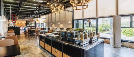 Serveert ontbijt, lunch en diner