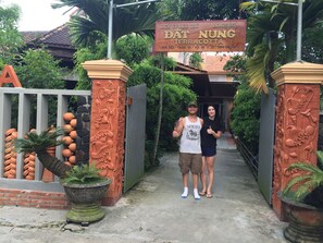 Property entrance - Terra Cotta Homestay and Hostel (Da Nang)