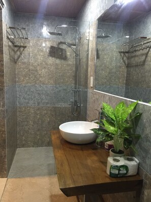 Bathroom sink - Terra Cotta Homestay and Hostel (Da Nang)