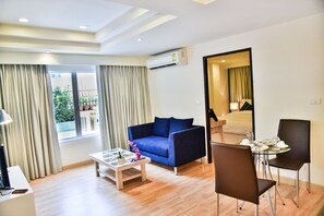 Lägenhet Deluxe | Vardagsrum | 32-tums LCD-tv med digitalkanaler, tv och dvd-spelare