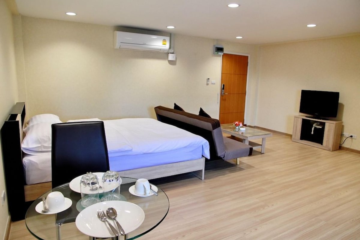 Premium bedding, in-room safe, desk, iron/ironing board (on request)