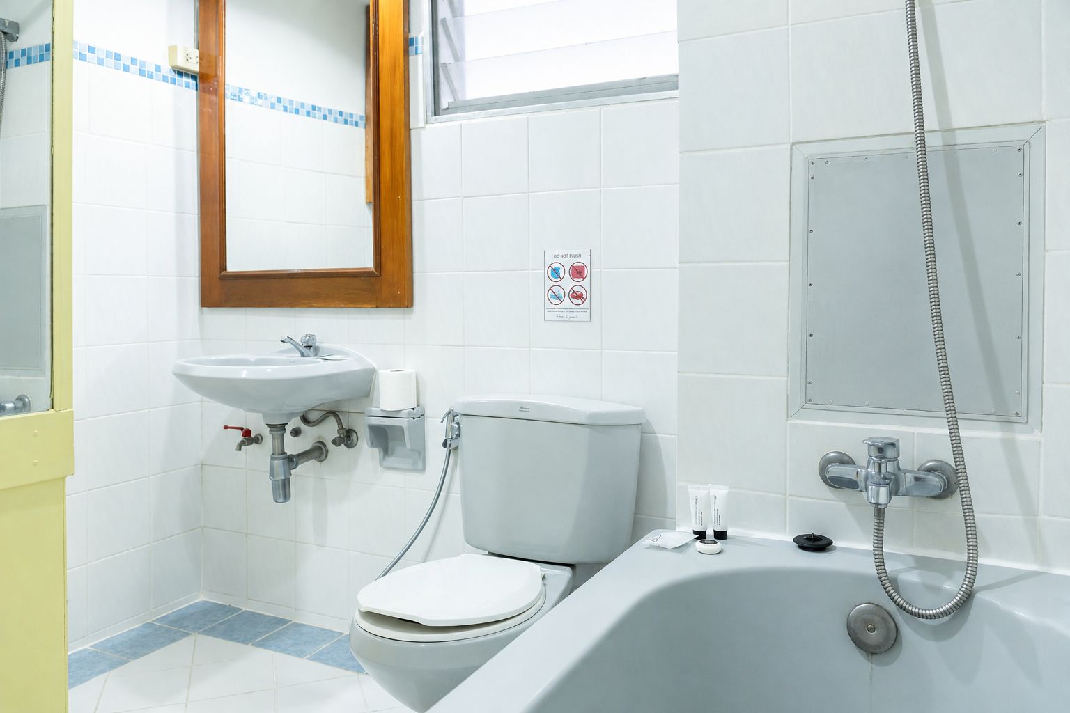A bathroom with a toilet, sink, and bathtub.