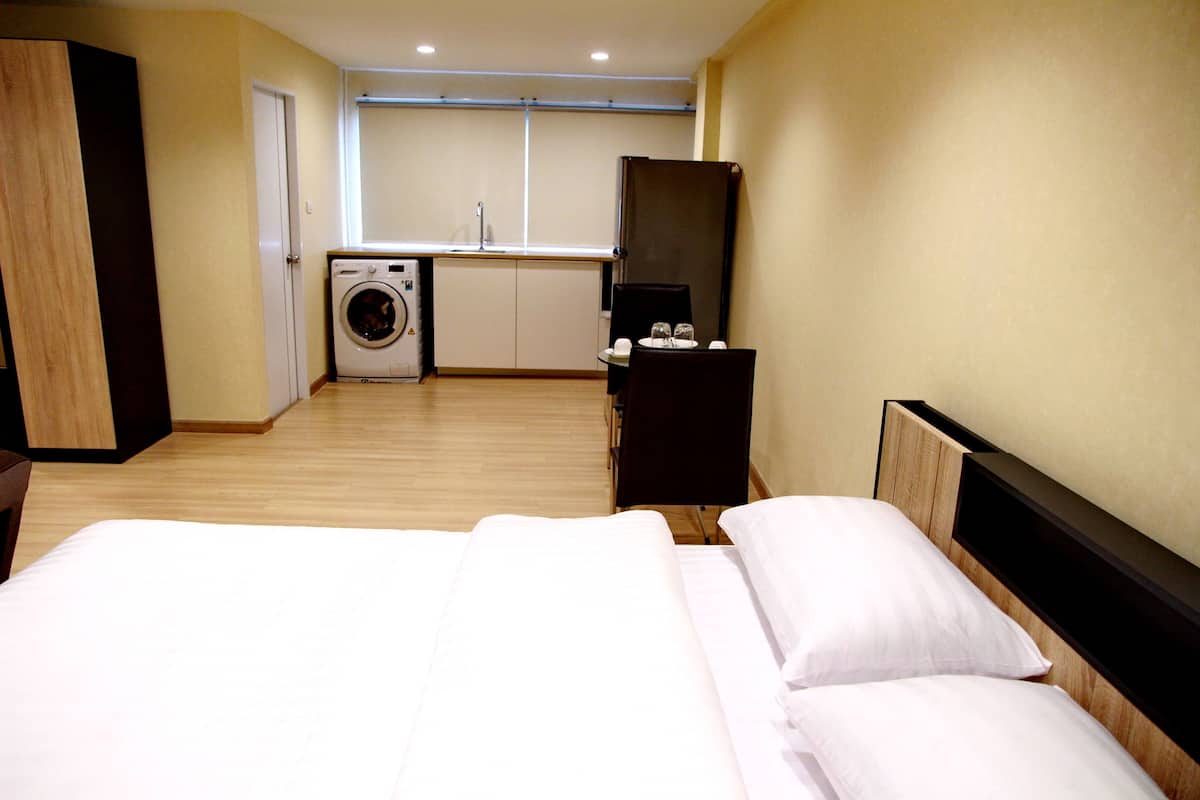 1 King Bed to King Studio | Värdeförvaringsskåp på rummet, skrivbord och strykjärn/strykbräda