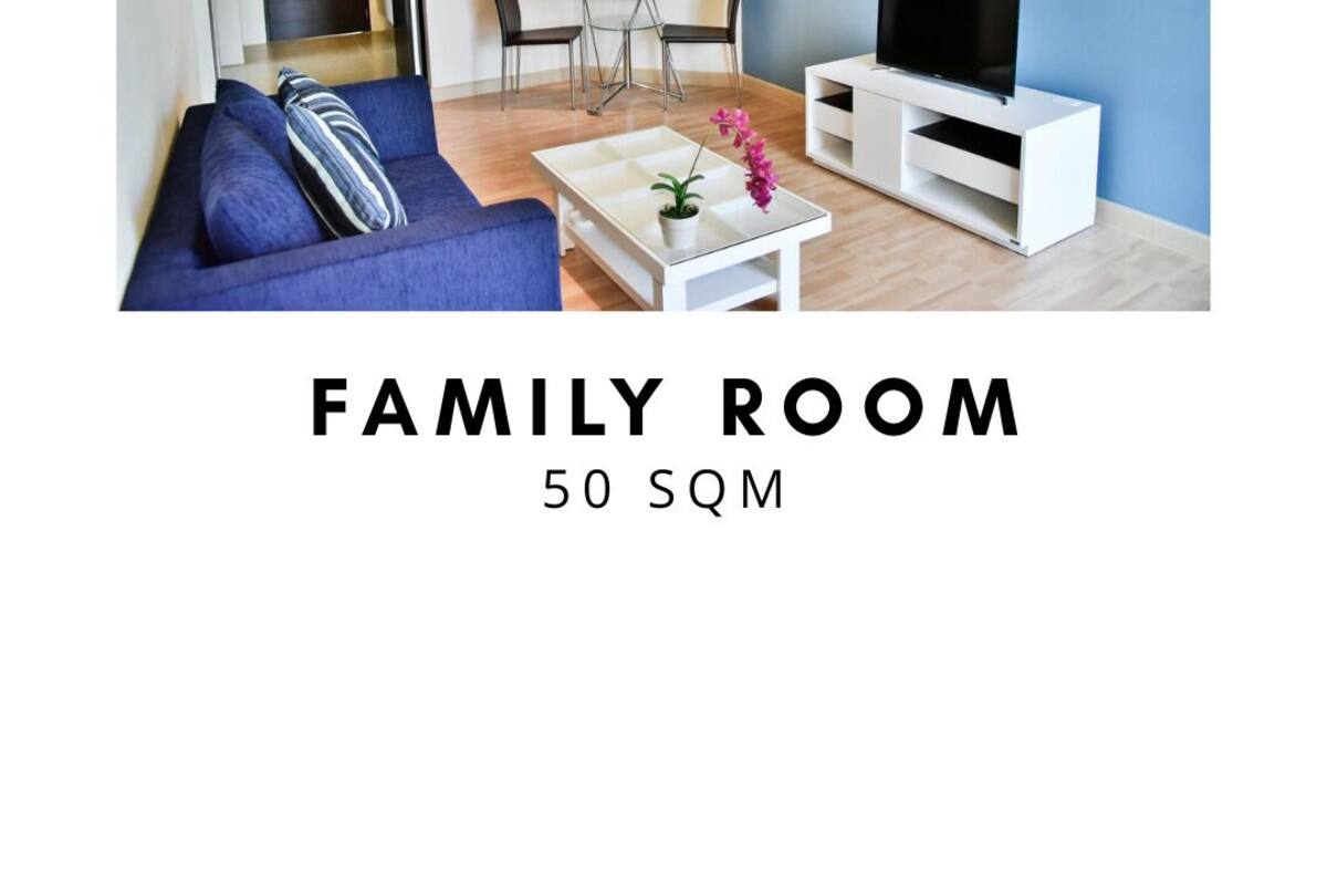 Two-Bedroom Family Deluxe | Khu phòng khách | TV LCD 32-inch có truyền hình kỹ thuật số, TV, đầu đĩa DVD 