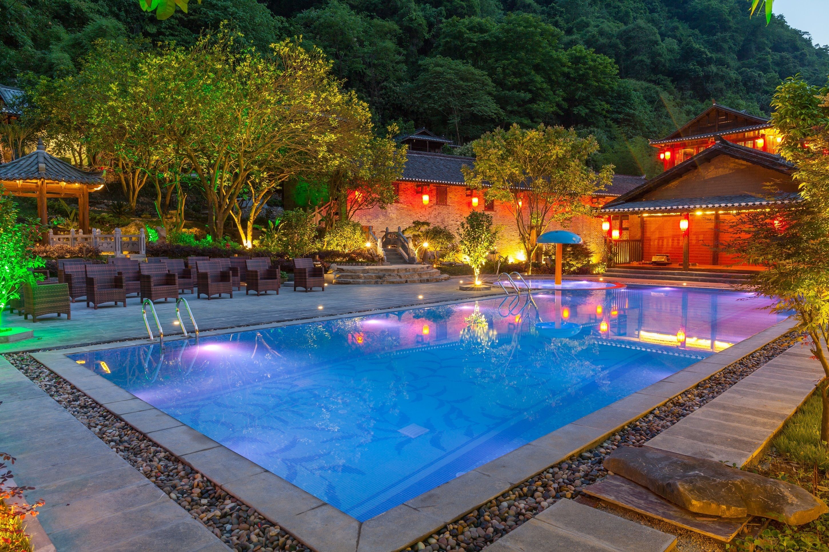 Een buitenzwembad en ligstoelen