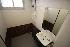 Douche, articles de toilette gratuits, sèche-cheveux