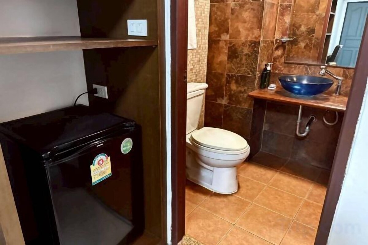 Bathroom | Shower, free toiletries, hair dryer (on request), towels