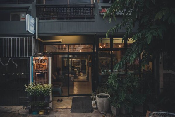 Property entrance - Spinning Bear Hostel (Bangkok)