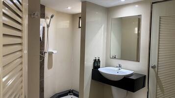 Luxury Suite | Bathroom | Shower, free toiletries, hair dryer, towels