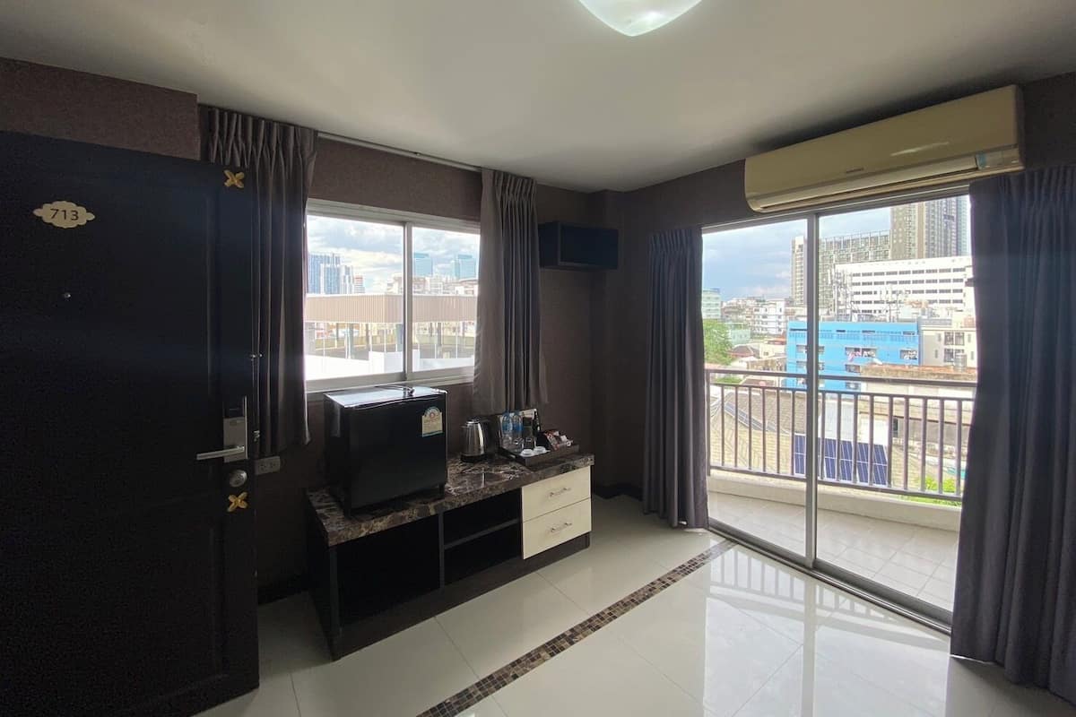Luxury Suite | Desk, blackout curtains, free WiFi, bed sheets