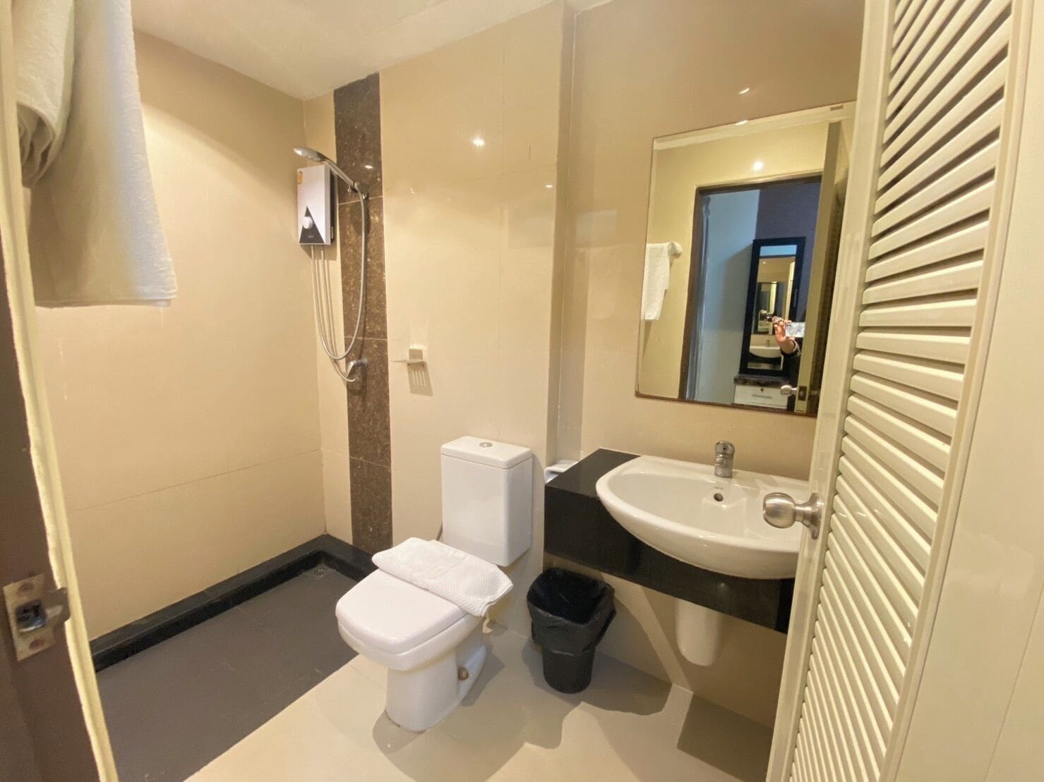 Superior Twin Room | Bathroom | Shower, free toiletries, hair dryer, towels