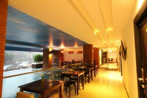 Indoor pool - Leelawadee Modern Resort Huaykwang (Bangkok)