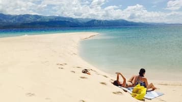På stranden, solstolar och strandhanddukar