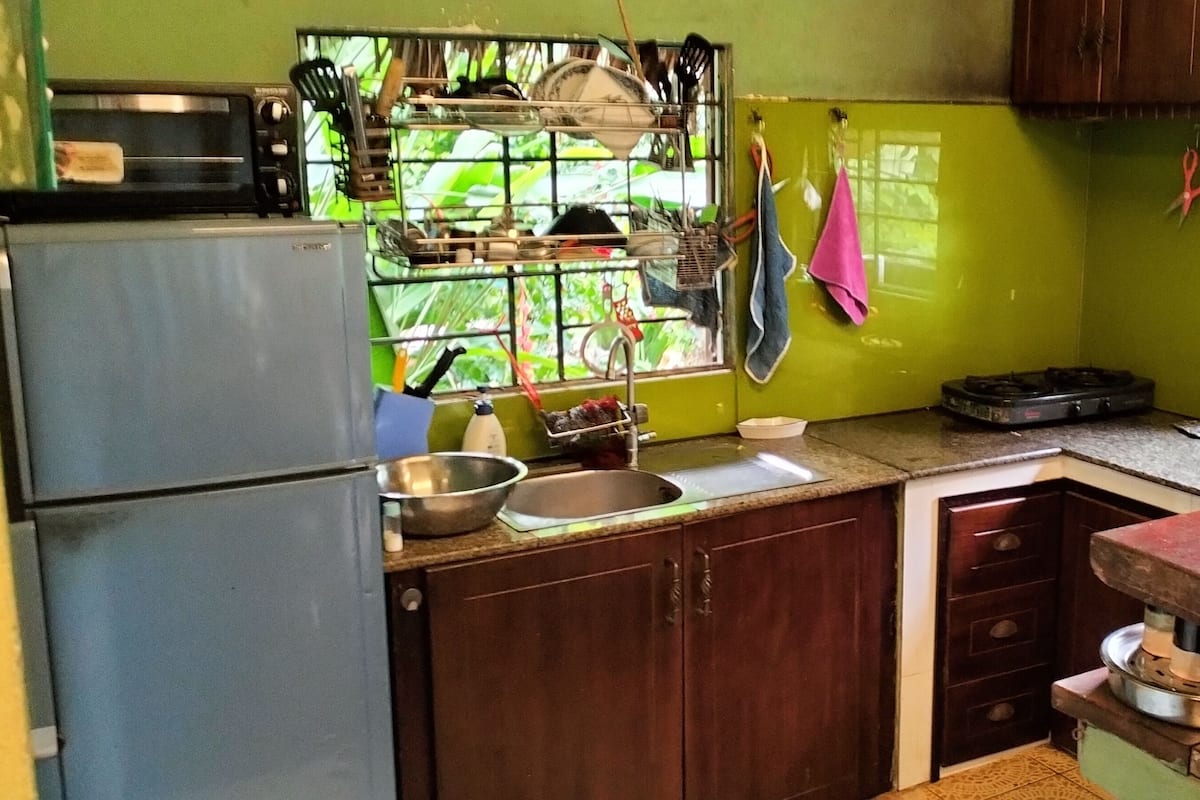 Buzdolabı, kahve/çay makinesi, elektrikli su ısıtıcısı