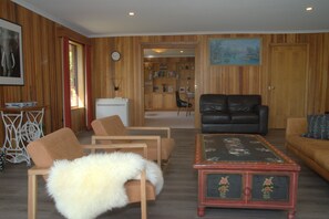 Lobby sitting area - The Hobart Entrance (Kingston)