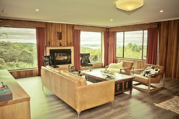 0B | Salle de séjour | Télévision à écran plat, cheminée, lecteur de DVD