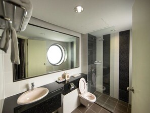 Dusj, toalettartikler (inkludert), hårføner og tøfler