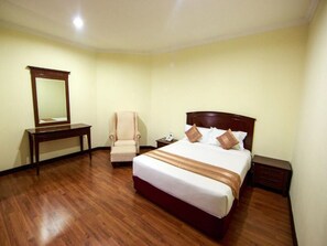 Caja de seguridad en la habitación y escritorio 