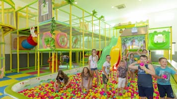 Área de juegos infantiles bajo techo