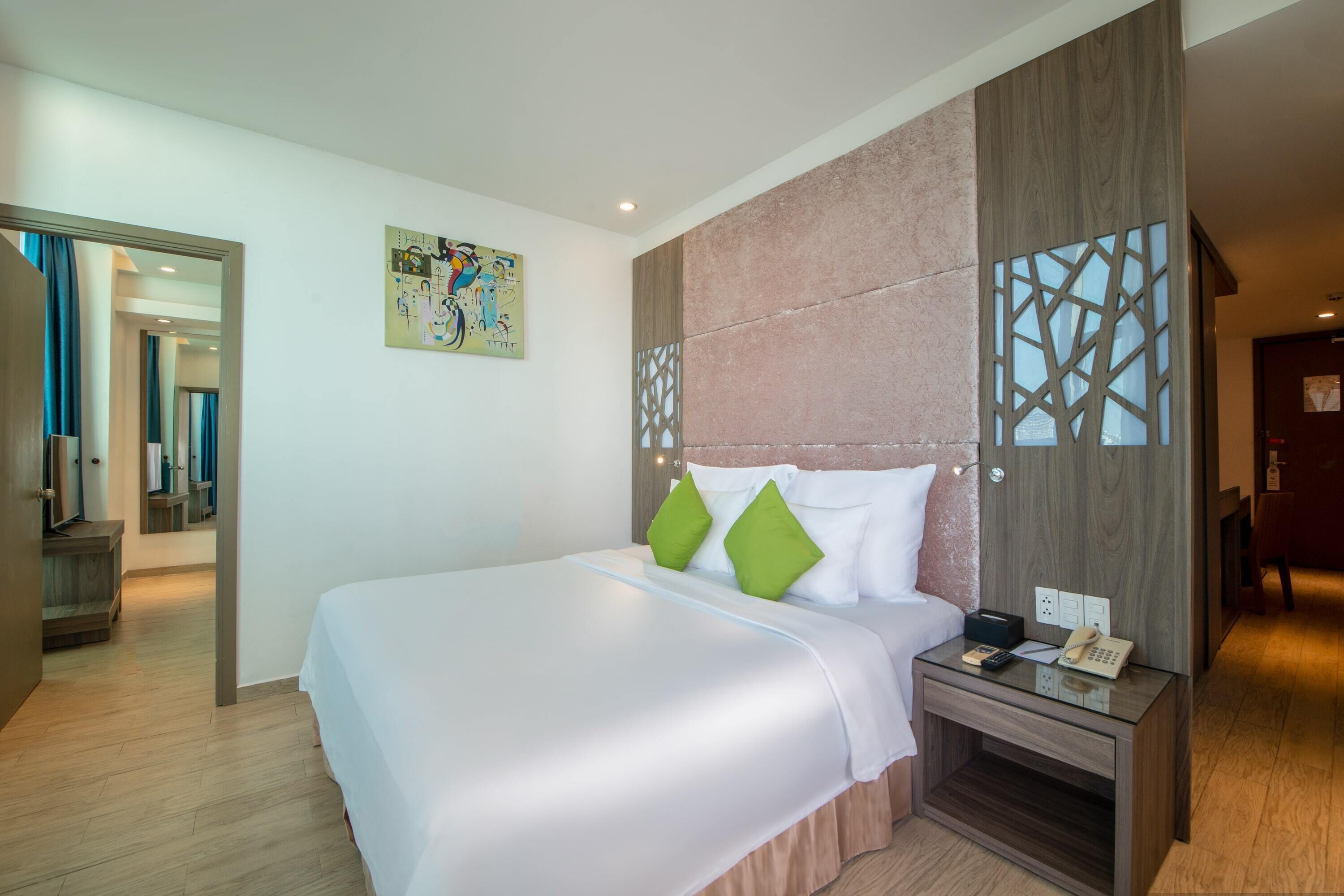 Deluxe Family Sea View | Minibar, in-room safe, desk, laptop workspace