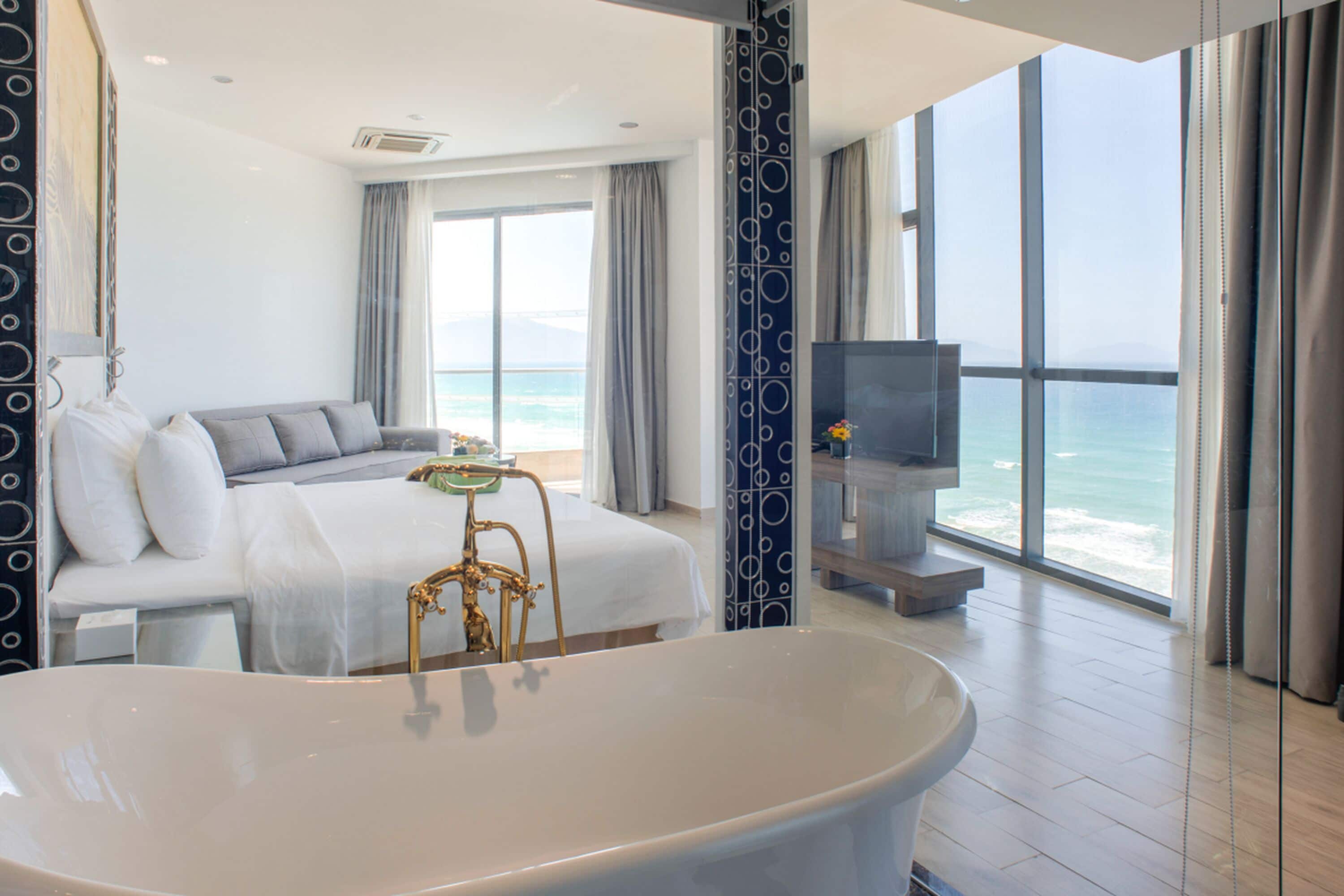 Deluxe Front Sea View | Bathroom | Free toiletries, hair dryer, slippers, towels