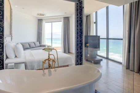 Deluxe Front Sea View | Bathroom | Free toiletries, hair dryer, slippers, towels