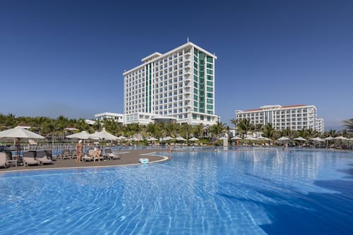 3 outdoor pools, open 7:00 AM to 7:00 PM, pool loungers
