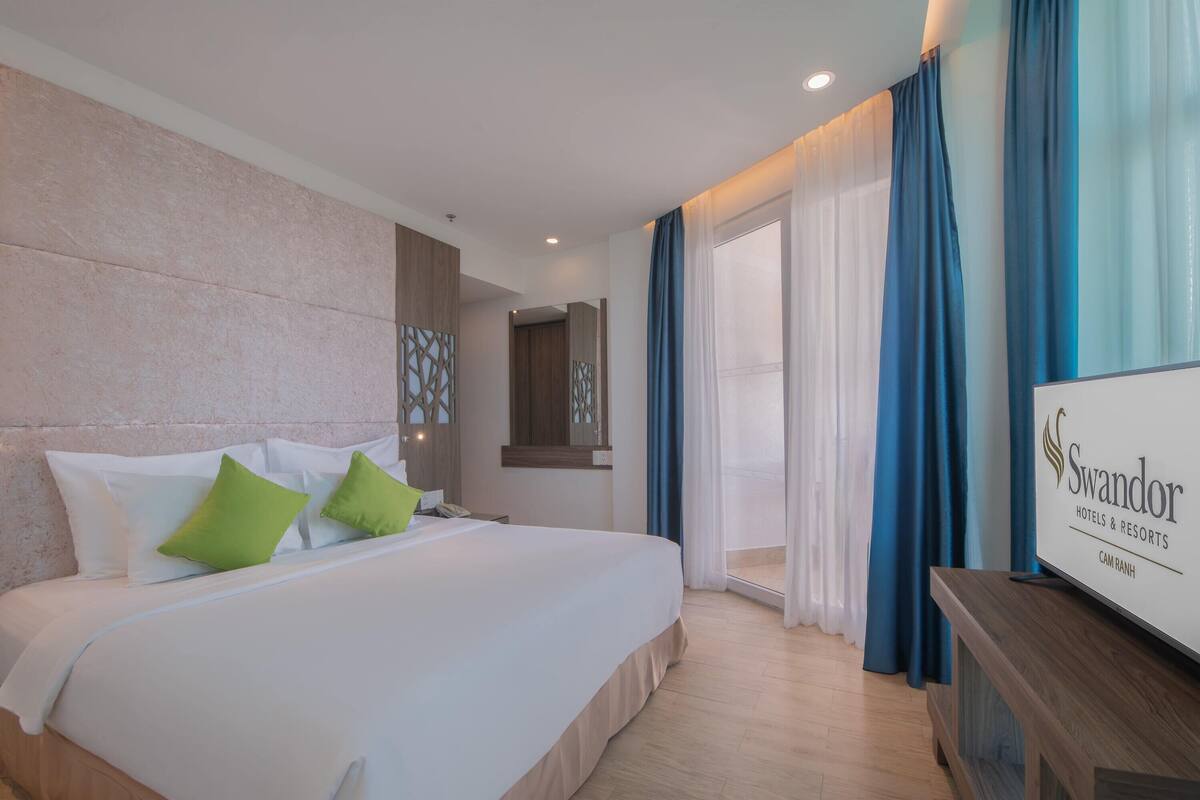Deluxe Family Sea View | Minibar, una cassaforte in camera, una scrivania, postazione laptop