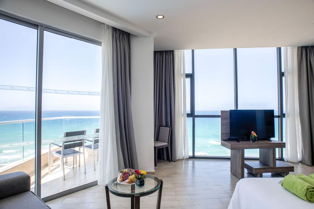 deluxe front sea view | 1 bedroom, minibar, in-room safe, desk