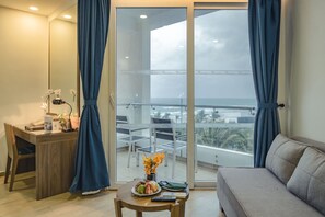 Minibar, caja de seguridad en la habitación y escritorio 