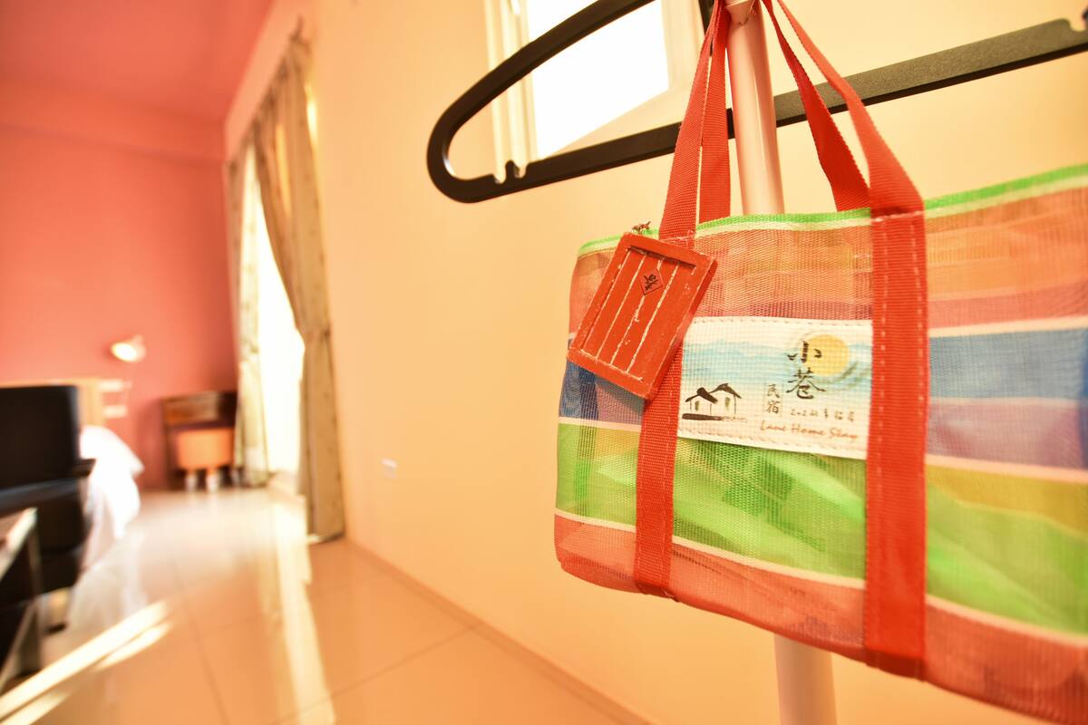Romantic Double Room, 1 Queen Bed | Individually furnished, desk, blackout curtains, free WiFi