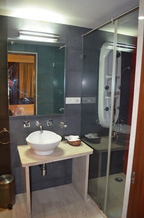 Dusj, toalettartikler (inkludert), hårføner og håndklær