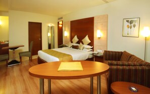 客房内保险箱、办公桌、折叠床/加床(额外收费)、免费 WiFi