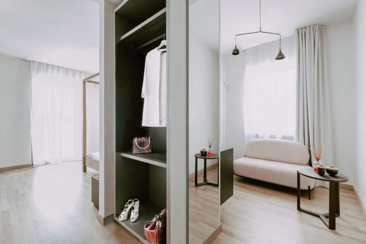 Een moderne woonkamer met een bank, een salontafel en een boekenkast.