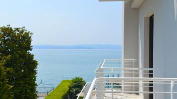 Chambre Double Supérieure, balcon, vue partielle sur le lac | Vue de la chambre