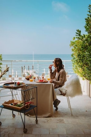 Deluxe Double Room, 1 King Bed, Balcony, Lake View | In-room safe, individually decorated, individually furnished - AQVA Boutique Hotel (Adults Only) - Sirmione (Sirmione)