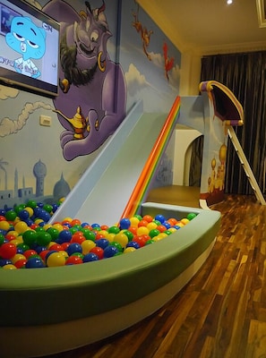 Deluxe Room | Individually decorated, individually furnished, blackout drapes - Riverside Homestay (Tainan)