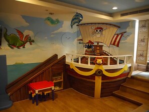 Family Quadruple Room, 1 Bedroom | Individually decorated, individually furnished, blackout drapes - Riverside Homestay (Tainan)